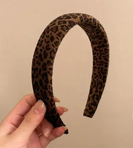 Close-up of a leopard print headband made of soft velvet for a retro fashion look