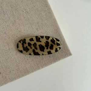 Classic leopard print oval hair clip made of high-quality resin for women fashion