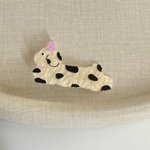 Gros plan d'une pince à cheveux dalmatien en acétate avec un chapeau de fête rose