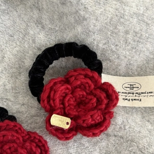 Pince à cheveux fleur rose au crochet rouge vintage avec velours et plaque dorée