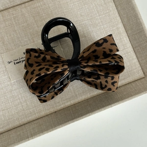 Elegant leopard print bow hair claw clip made of resin and fabric for high ponytails