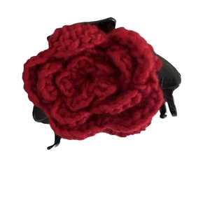 Pince à cheveux fleur en laine tricotée rouge vintage avec motif rose sur fond blanc