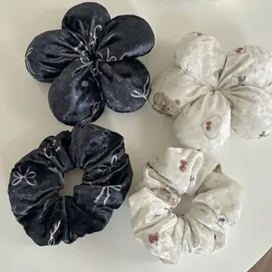 Lot de quatre chouchous en velours avec motifs ours et fleurs en noir et blanc crème