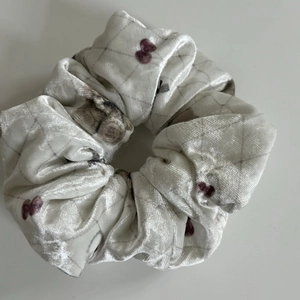 Chouchou en velours crème avec motif ours mignon pour coiffures élégantes en queue de cheval