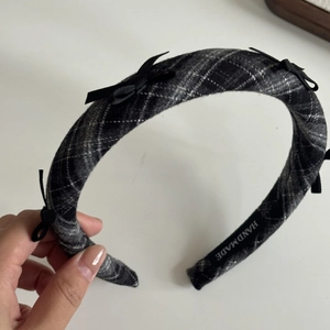 Checkered sponge headband for women with black ribbon bows and handmade label detail