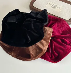 Drei hochwertige Samt-Haargummis in Schwarz, Burgund und Braun mit weicher Textur