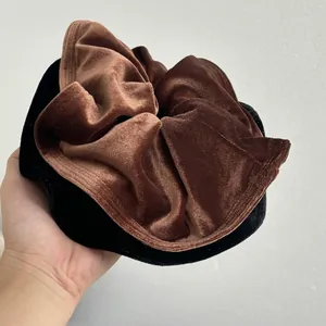 Französisches Vintage-Samt-Haargummi in Übergröße, Braun und Schwarz Color-Block