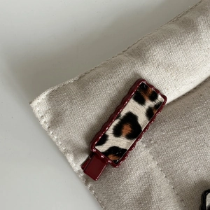 Détail d'une pince à cheveux léopard avec bords en résine ondulés et base en métal