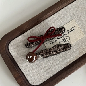 Set di fermagli per capelli leopardati con fiocco rosso e ciondolo smiley