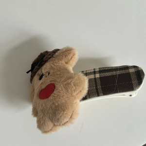 Pince à cheveux ours en peluche avec bonnet en tricot et détails en tissu à carreaux