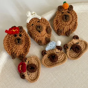 Detail der Capybara Haarklammern mit sechs handgefertigten Häkeldesigns im Set