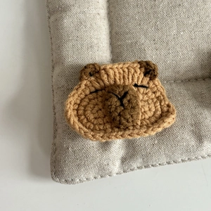 Handgefertigte Häkel-Capybara-Haarklammer aus braunem Strickgarn für Damen