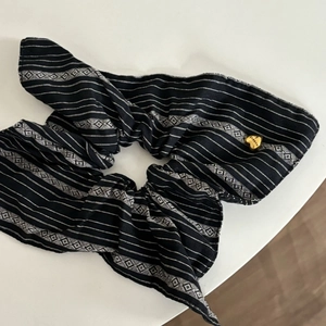 Chouchou rétro rayé surdimensionné avec motif géométrique et pendentif cœur doré