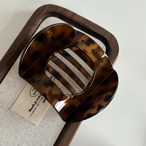 Classic tortoiseshell hair claw clip in resin, durable large square design for thick hair
