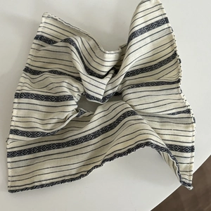 Gros plan détaillé sur le chouchou rétro en tissu avec des motifs crème et noirs
