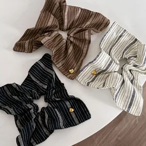 Lot de 3 chouchous rétro à rayures en marron, noir et beige avec breloques cœur dorées