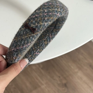 Thickened tweed sponge headband with gray and pink weave and a small 3D brown bow decoration