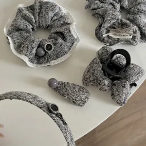 Set d'accessoires cheveux en tricot gris avec chouchous, pince à cheveux, bandeau et barrettes
