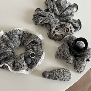 Ensemble d'accessoires cheveux en tricot gris avec chouchous et pince à nœud