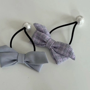 Haargummis mit blauer Seide und lila Tweed-Schleife mit eleganten Kunstperlen-Details