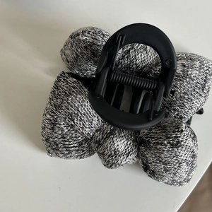 Pince à cheveux élégante avec nœud tricoté gris et finition noire mate pour femmes