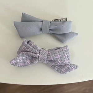 Haarklammer-Set mit blauen und lila Schleifen aus Stoff und Tweed-Struktur