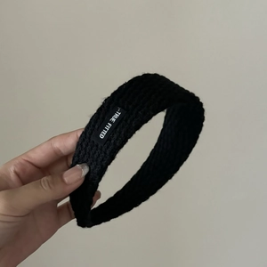 Chic black knitted headband with white TRUE FITTED logo label for casual autumn style