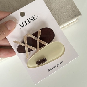 Blue-brown bow hair clip set with cream and dark brown clips on a display card