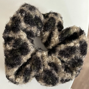 Leopard print faux shearling scrunchie in dark green and grey fluffy textured fabric