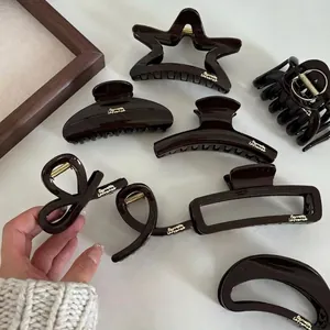 Pinces à cheveux géométriques en résine marron chocolat avec logo doré élégant