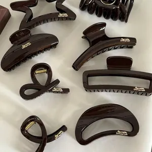 Pinces à cheveux géométriques marron chocolat en résine brillante avec ressorts dorés