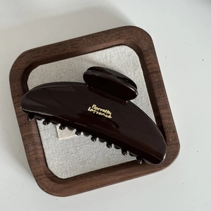 Pince à cheveux géométrique marron chocolat avec fini brillant et lettrage doré