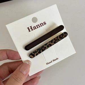 Retro leopard print and brown resin hair clip set with metallic base on display card