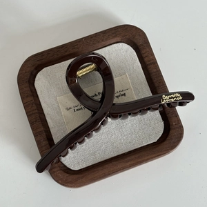 Détail de la pince à cheveux marron chocolat avec l'inscription dorée Barrette La France