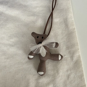 Pendentif ours en tricot marron avec nœud en tulle et cordon pour sacs et déco