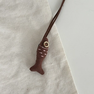 Pendentif poisson marron fait main en lin pour enfants avec des yeux en bouton de bois