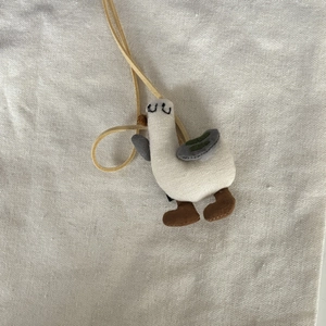 Détail d'un pendentif mouette fait main en lin naturel de haute qualité et tissu en coton