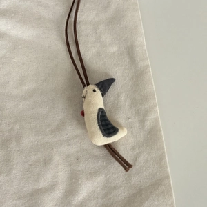 Pendentif oiseau en lin fait main avec perle rouge et cordons de suspension marron