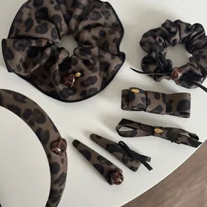 Set d'accessoires cheveux léopard vintage avec serre-tête nœud et barrettes
