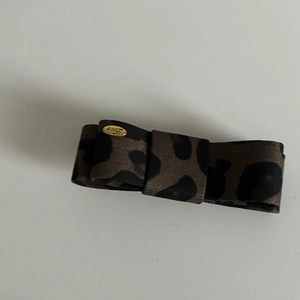 Barrette à cheveux vintage à motif léopard avec nœud et ornement en métal doré Love