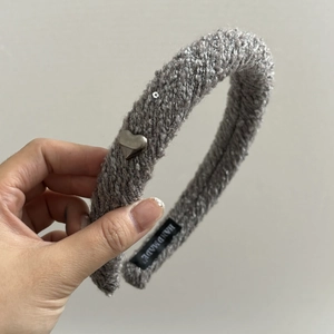 Serre-tête en tissu gris texturé avec paillettes cœur argentées et étiquette artisanale