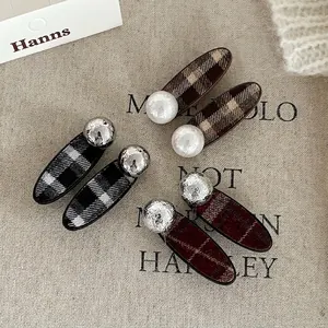 Barrettes à cheveux rétro à carreaux avec perles élégantes et design bec de canard