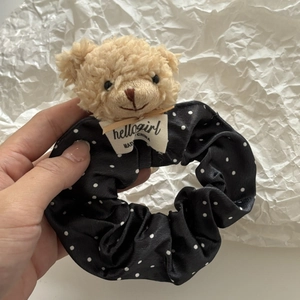 Chouchou à pois avec petit ours en peluche mignon pour coiffure tendance