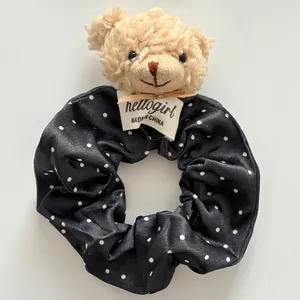 Chouchou en satin à pois avec une tête d'ours en peluche pour coiffure élégante