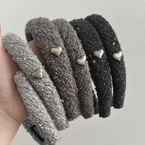 Serre-tête de Mode pour Femmes en Tissu Bouclé Épaissi avec Décoration Cœur en Métal Argenté et Paillettes Accessoire