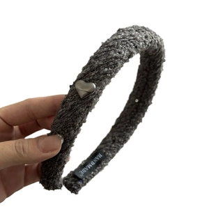 Serre-tête en tricot gris foncé avec paillettes de cœur argenté pour l'automne et l'hiver