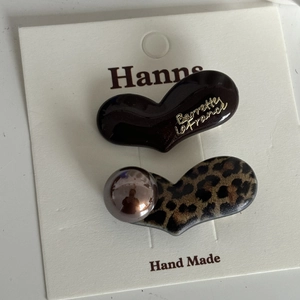 French leopard print heart hair clip set with brown pearl and elegant gold lettering