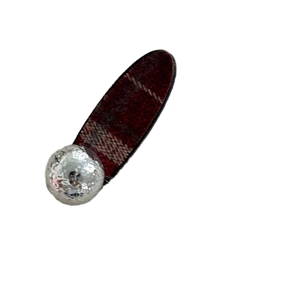 Barrette à carreaux avec perle argentée texturée sur un fond blanc épuré