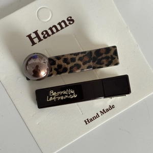 Detail of French leopard print and brown hair clip set with gold lettering on display card