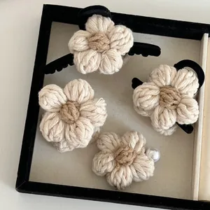 Vue détaillée de barrettes à fleurs crochetées à la main et chouchou à perles en boîte
